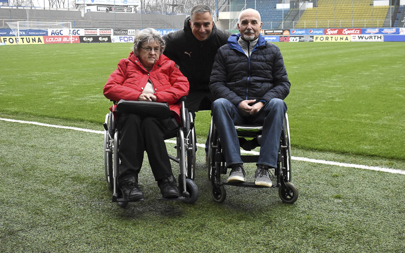 Fotbalisté tentokrát pomohli lidem s roztroušenou sklerózou