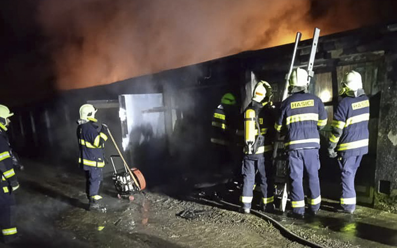 AKTUÁLNĚ: Na Mosteckém Předměstí v Bílině hoří garáže, brzy ráno tam jeli hasiči