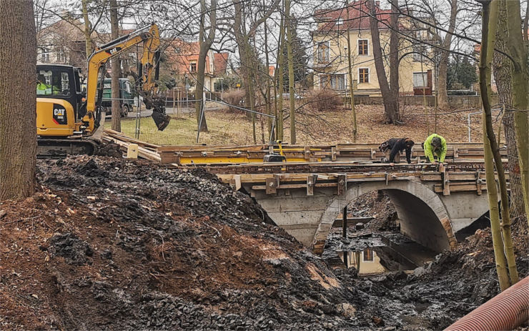 Dostavba mostku v Zámecké zahradě se posunula na konec března