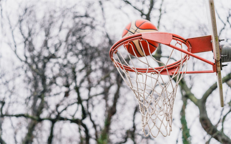 V prostoru skateparku na Angeru vznikne venkovní basketbalové hřiště