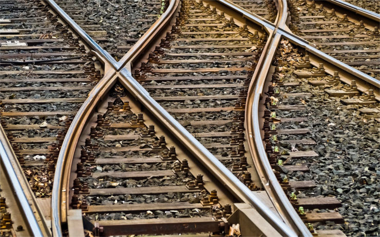 Muž se ženou ukradli z výkopu dvacet metrů kabelu, došlo kvůli tomu k poruše na železniční trati