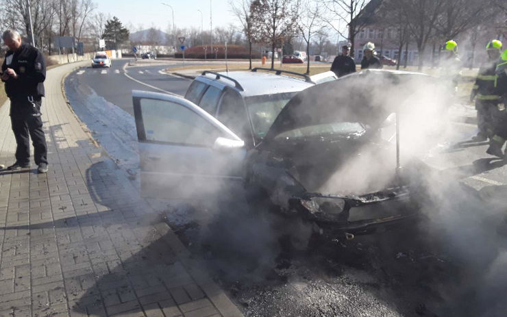 FOTO: Osobní auto zachvátil požár, s plameny bojovaly dvě jednotky hasičů