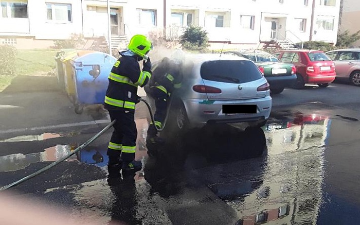 FOTO AKTUÁLNĚ: Auto na plyn začalo v Teplicích hořet, plameny ho uvnitř zcela zničily