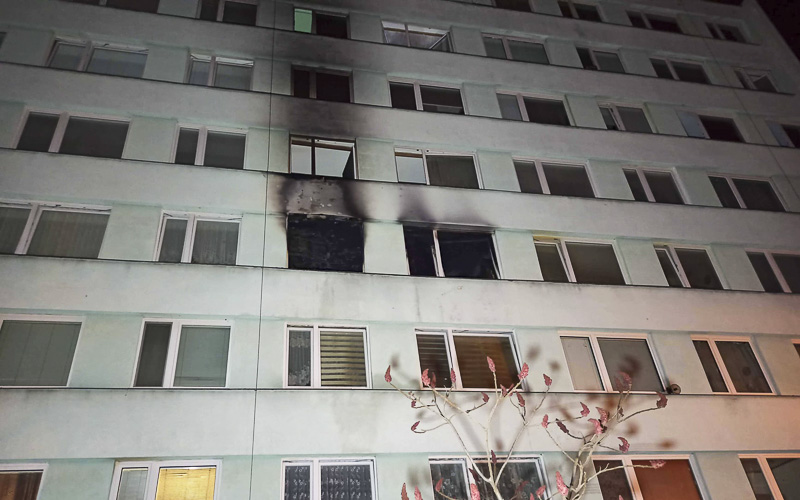 AKTUÁLNĚ: Byt v teplickém paneláku zachvátil požár, několik lidí museli hasiči evakuovat