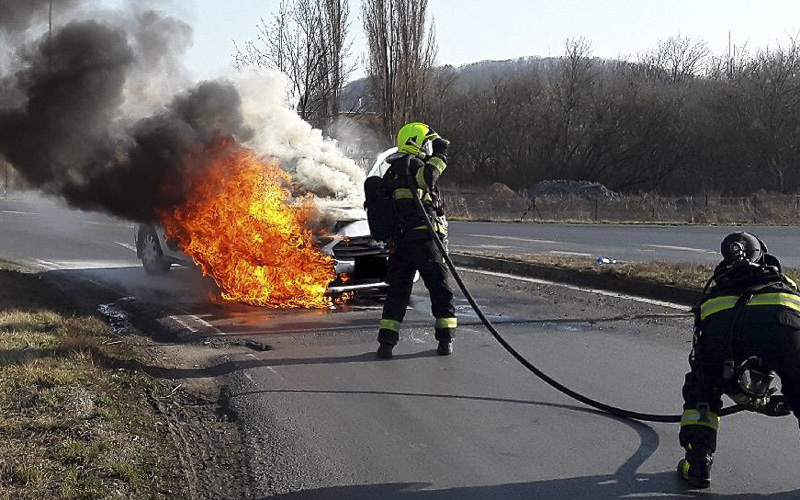 AKTUÁLNĚ: Auto se u Bíliny ocitlo v plamenech. Posádka měla štěstí a vyvázla