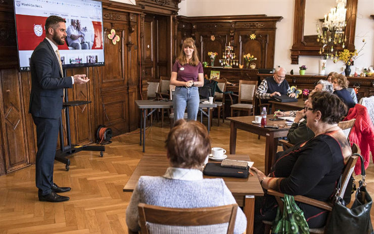 Senioři mají příležitost naučit se používat moderní technologie nebo se v jejich používání zdokonalit