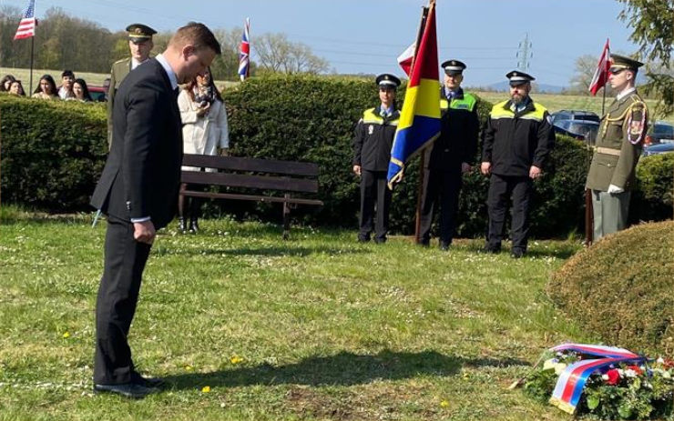 Senátor a primátor Teplic Hynek Hanza uctil památku 313 obětí pochodu smrti v Krupce – Bohosudově