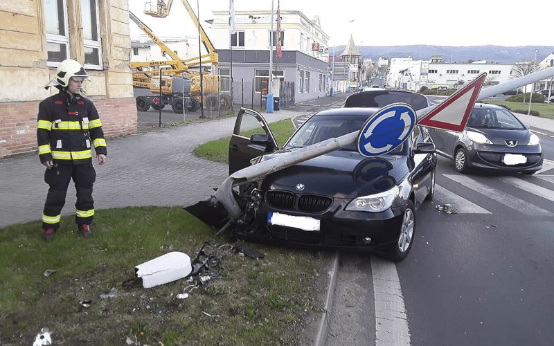 Auto v Teplicích sjelo mimo silnici a přerazilo lampu, která ho zavalila