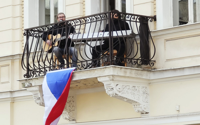 Sváteční odpoledne v centru Teplic zpříjemnil koncert z balkónu