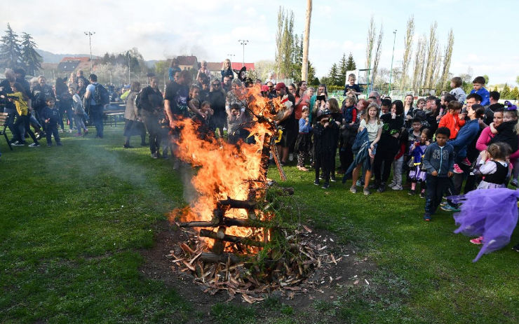 FOTO: Takhle probíhalo pálení čarodějnic v Modlanech