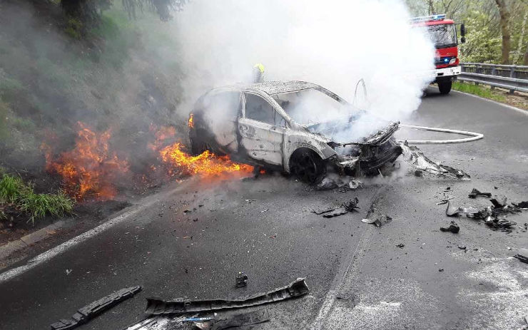 Po nehodě u Mikulova se jedno z aut ocitlo v plamenech! Na místě zasahovaly tři jednotky hasičů