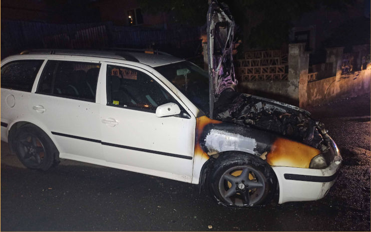 FOTO: Dvě jednotky hasičů vyjížděly k nočnímu požáru osobního auta