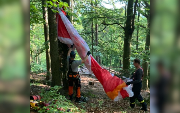 Paraglidistka uvízla na stromě v dvacetimetrové výšce. Sundat ji museli hasiči