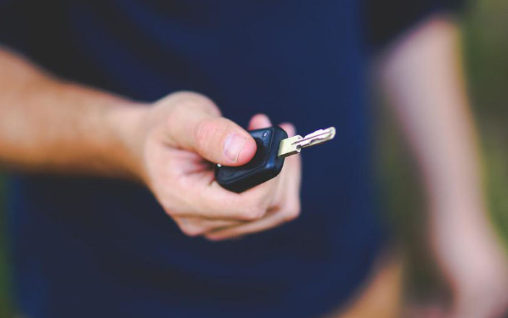 Ztracené klíče vyšly majitele auta draho. Našel je zloděj, tohle mu udělal s autem