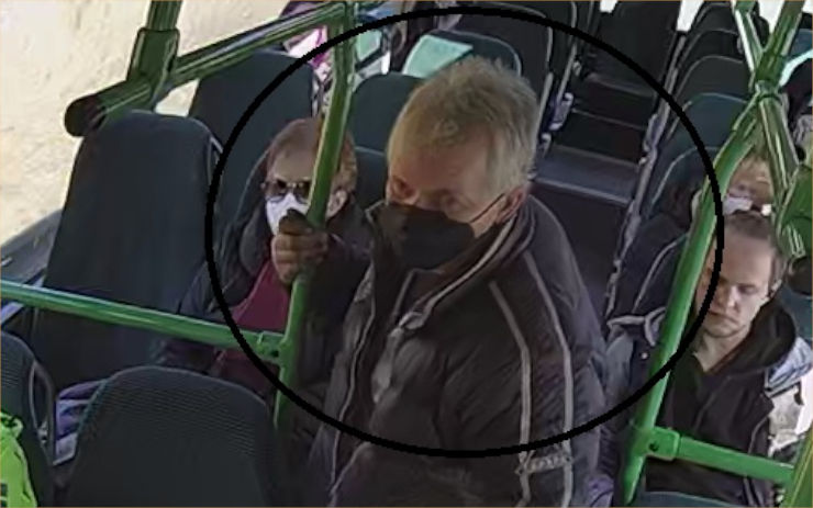 Policisté pátrají po muži z autobusu na fotografii. Uvedli také důvod