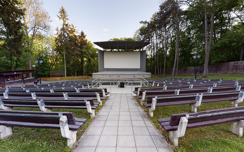 Digitální kino v Bílině se v červnu přesouvá na letní amfiteátr v lázeňském areálu, podívejte se na program