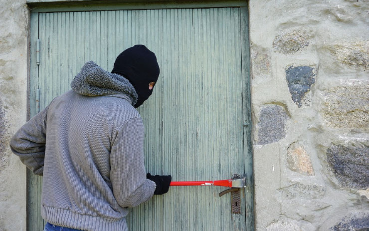 Zloděj se vloupal do chaty, na místě po sobě ale zanechal stopy. Teď mu hrozí tři roky vězení