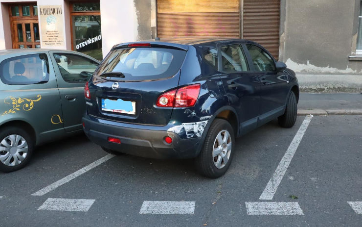 Policie pátrá po řidiči, který odřel zaparkované auto a ujel