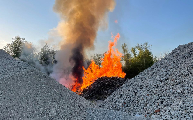 FOTO: Z hromady dřeva v průmyslovém areálu začaly šlehat vysoké plameny