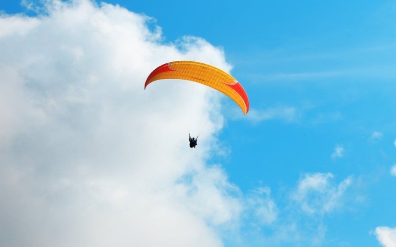 Žena nepřežila pád z paraglidu. Byla na místě mrtvá