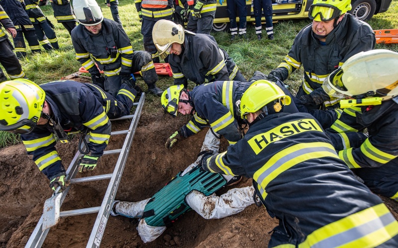 Hasiči z HZS Ústeckého kraje nacvičovali spolu s dalšími složkami IZS záchranu zavalených a zasypaných osob