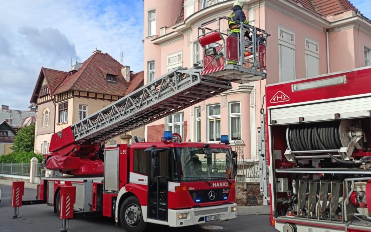FOTO: Pozdvižení v Duchcově. Tři jednotky hasičů nacvičovaly zásah v mateřské škole