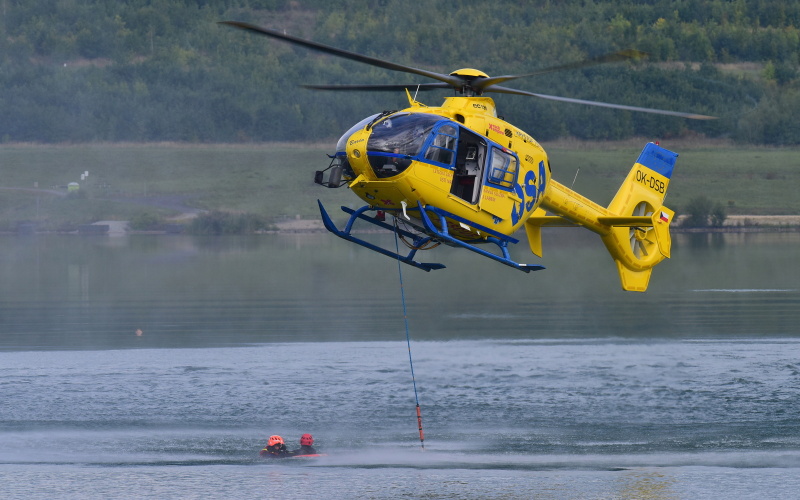 Letečtí záchranáři Ústeckého kraje cvičili na jezeře Milada záchranu z vodní hladiny