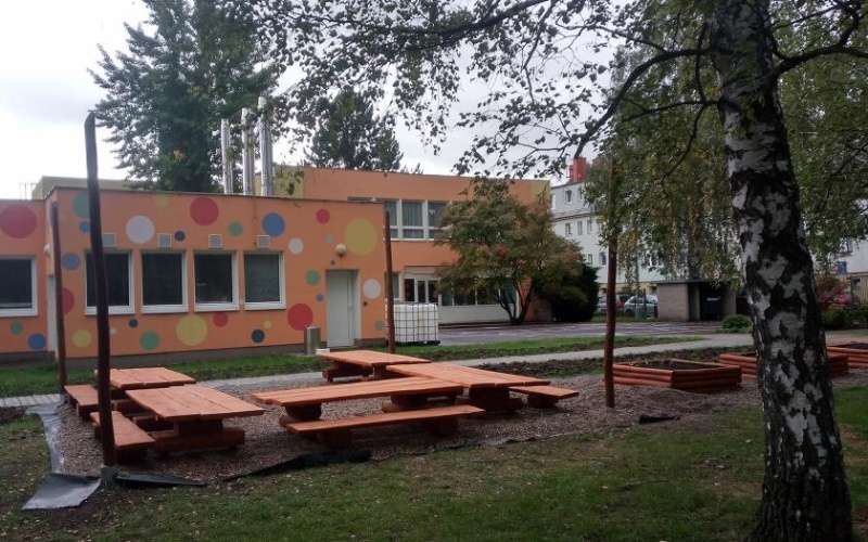 Zkvalitňování školních zahrad v Proboštově: Geologická skalka, ještěrkoviště, smyslový chodníček a další nové prvky