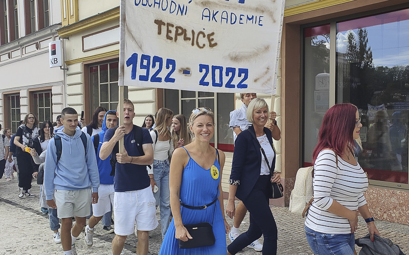 OBRAZEM: Slavnostní průvod studentů obchodní akademie nešlo přeslechnout
