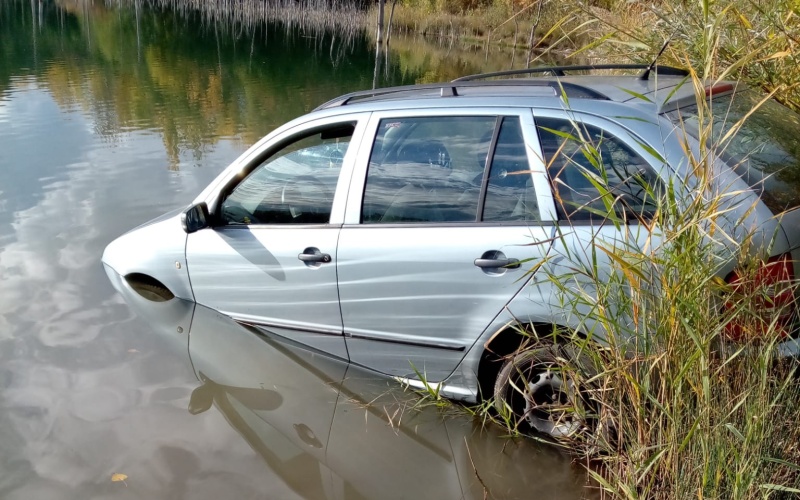 Někteří rybáři riskují a jezdí až k vodě. Muž na Teplicku doplatil na svoji pohodlnost a jeho auto skončilo ve vodní nádrži