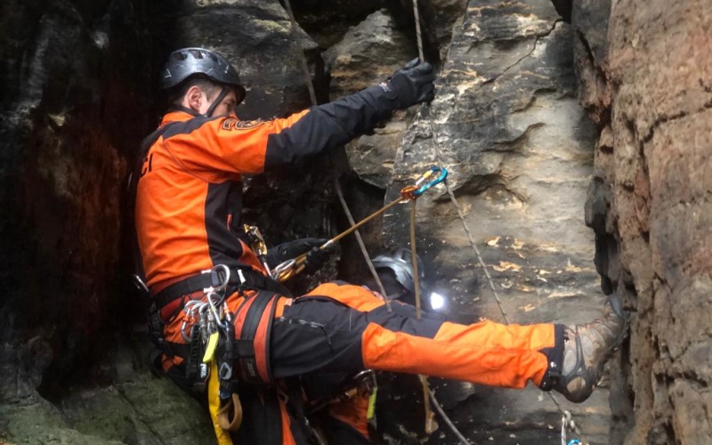 OBRAZEM: Nepřetržitý třídenní nácvik lezení ve skalním terénu teplických hasičů