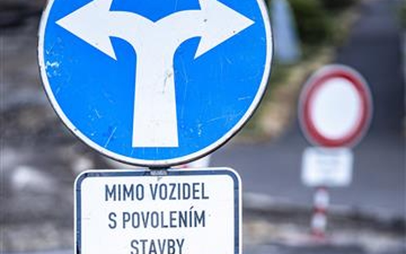 Dopravní omezení v teplických Trnovanech. Pokládají se kabely vysokého napětí