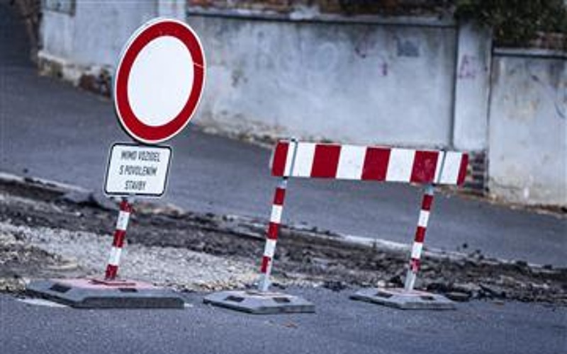 V Sobědruhách se bude budovat kanalizace. Uzavírka ulice Zahrádky potrvá více jak půl roku