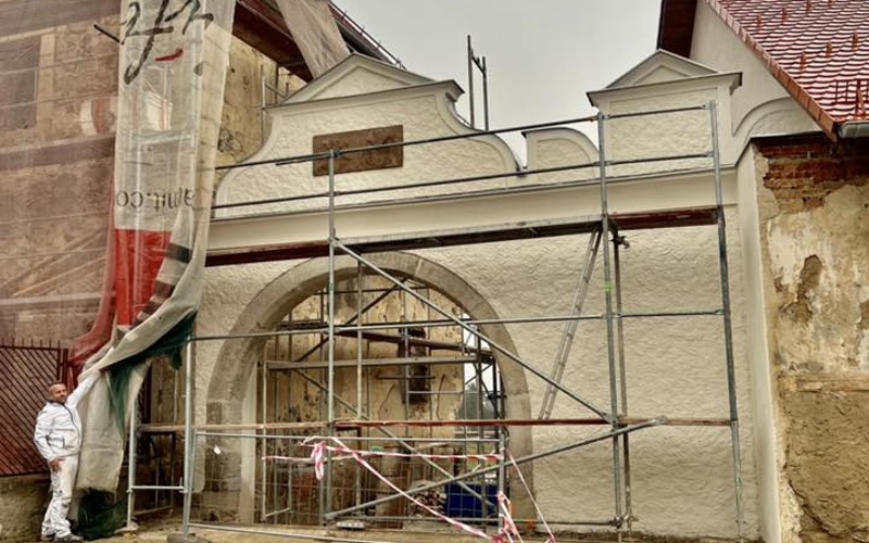 Obnova renesanční brány Hrobčické tvrze dokončena. Na zítřek je naplánováno slavnostní odhalení