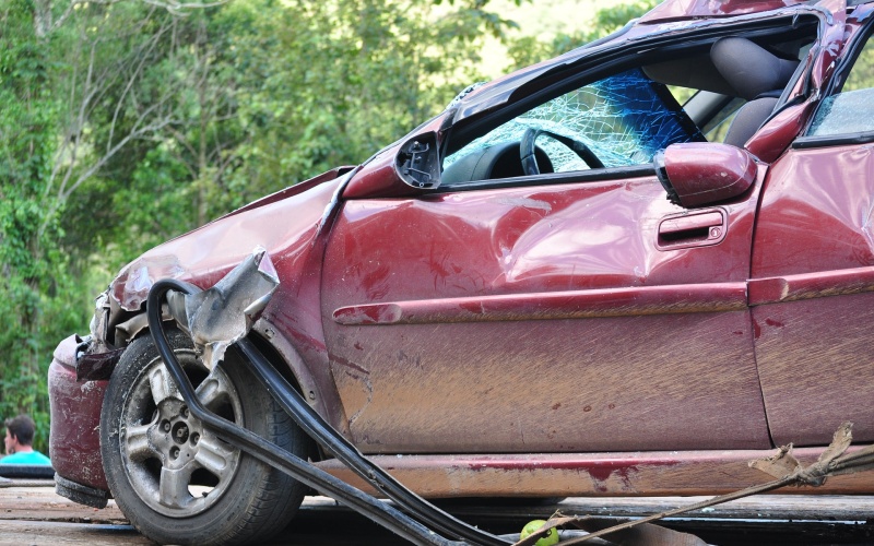 AKTUÁLNĚ: Střet osobního auta s kamionem u Hostomic. Vážná nehoda si vyžádala jeden lidský život