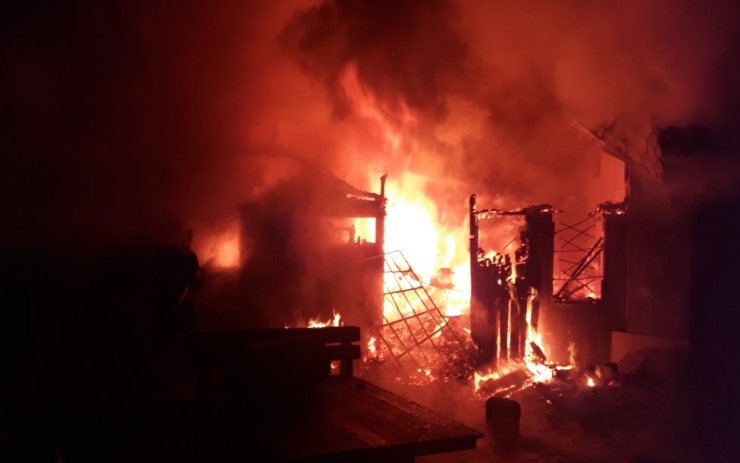 Zahradní chatku v Teplicích zachvátily plameny, s požárem bojovaly dvě jednotky hasičů