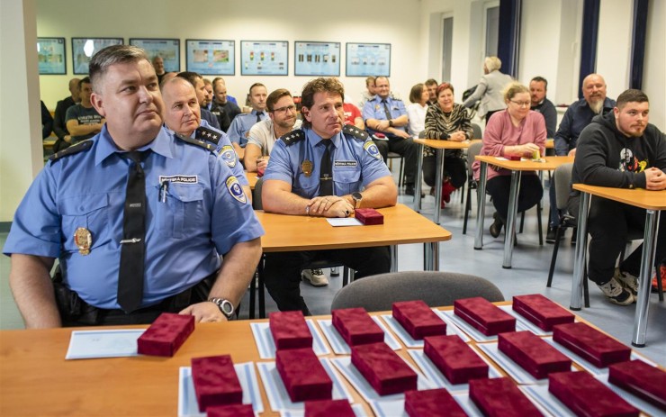 Městská policie v Teplicích oslavila třicet let. Strážníci dostali pamětní medaile za roky ve službě