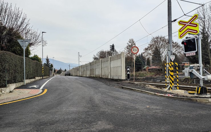 Betonovou protihlukovou bariéru zjemní časem popínavé rostliny