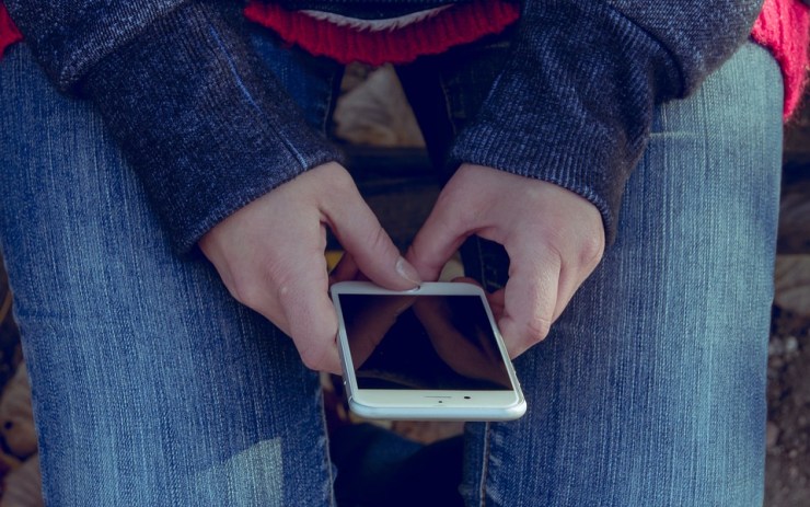 Cizinec na druhý svátek vánoční okradl na zastávce dívku o telefon. V Česku přitom neměl co dělat