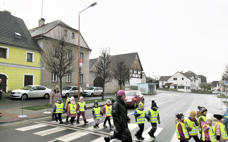 První přechod pro chodce v Kostomlatech má oranžové nasvícení