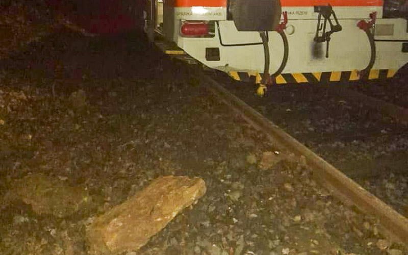 Mimořádnost na trati! Kdosi nastražil kameny před motorák na Moldavu, vlak je poškozený