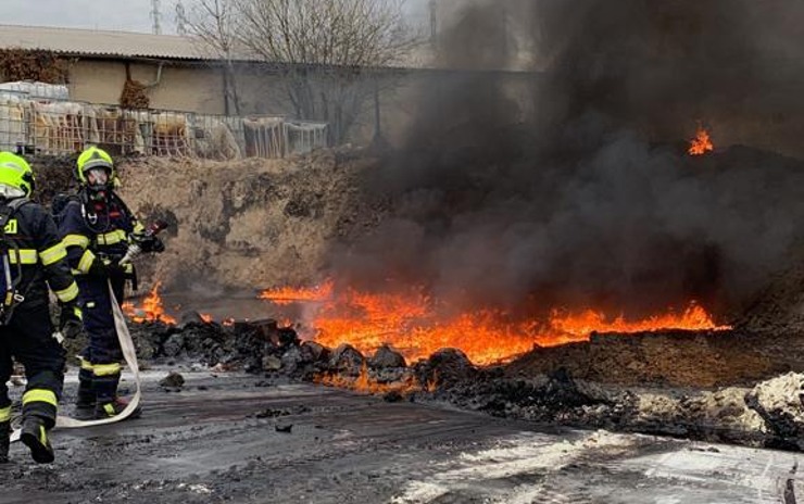 FOTO: V Malhosticích došlo k požáru barev v jímce, na místo vyjížděla jednotka hasičů