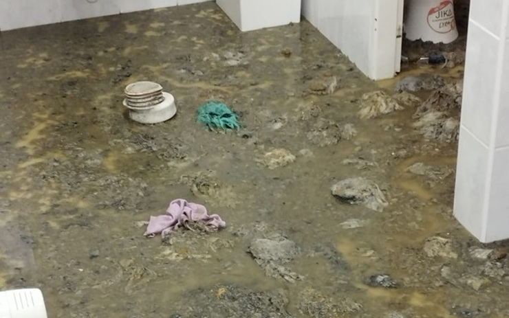 FOTO A VIDEO: Mateřskou školu v Hrobčicích na Teplicku zasáhla hnědá kalamita! Hasiči smrdutou potopu likvidovali v dýchacích přístrojích