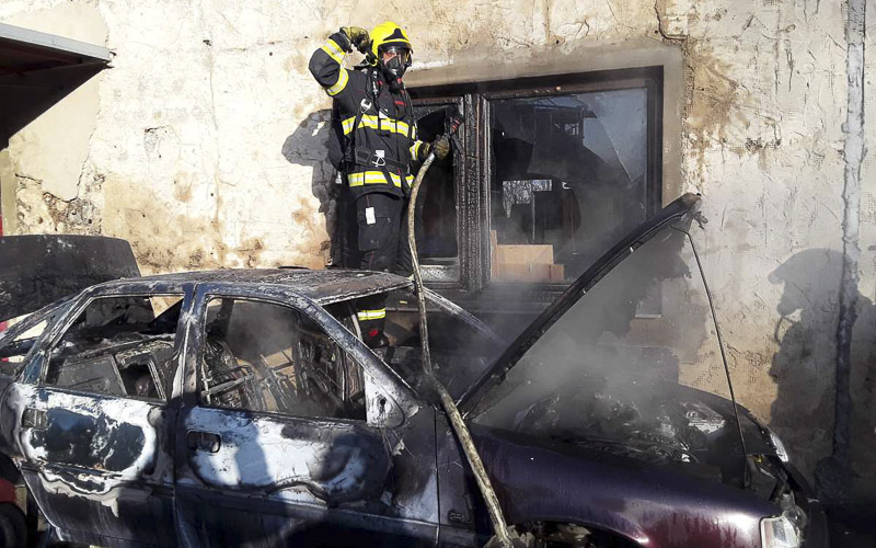 V Teplicích shořelo osobní auto, požár poškodil i část domu