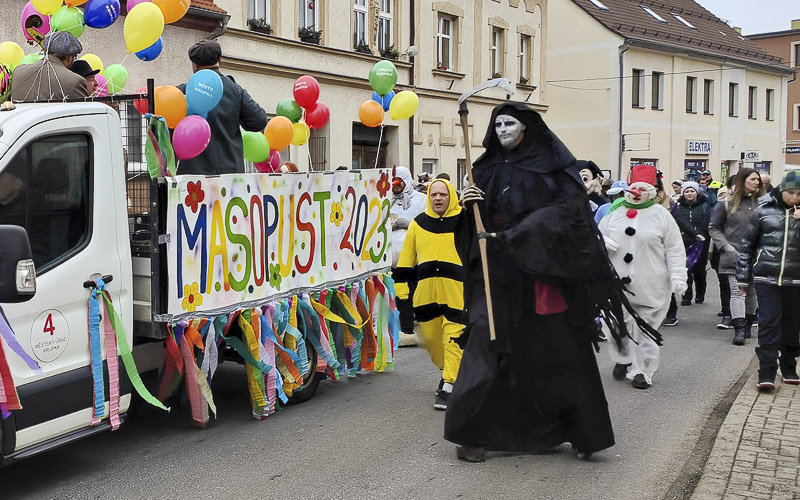 OBRAZEM: Masky krupského masopustu sváděly řidiče za volanty k pijatice