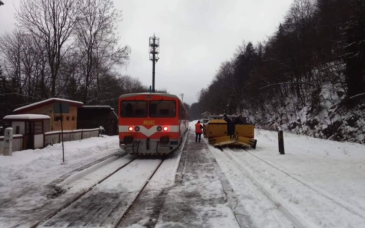 AKTUÁLNĚ: Na Moldavu se vlakem nedostanete, železniční trať uzavřely závěje