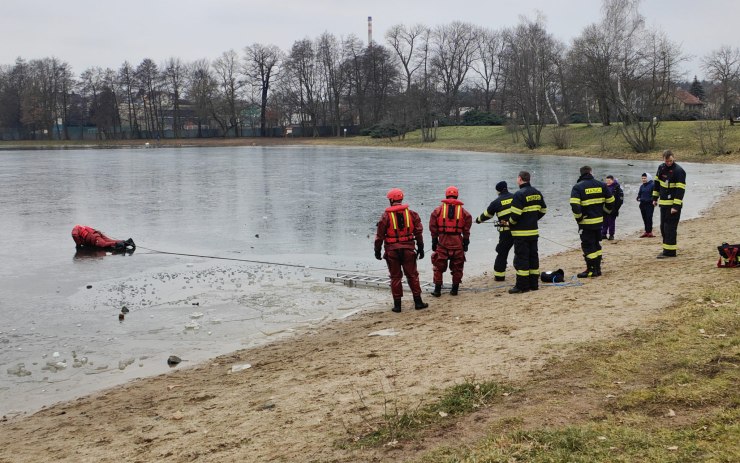 Do ledu na Proboštovském rybníku se bořili hasiči