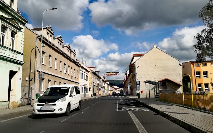 Oprava železničního nadjezdu zkomplikuje řidičům jízdu o víkendech