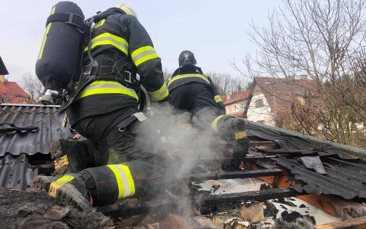 Střechu domu ve Mstišově zachvátil požár, na místo vyjížděly dvě jednotky hasičů