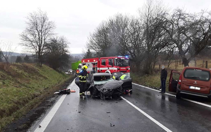 FOTO: Při čelní srážce se zranili tři lidé, jednoho vyprošťovali s páteřní deskou